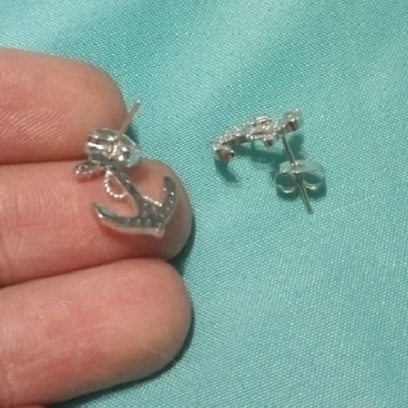 Gorgeous Anchor Earrings - Picture 3 of 3